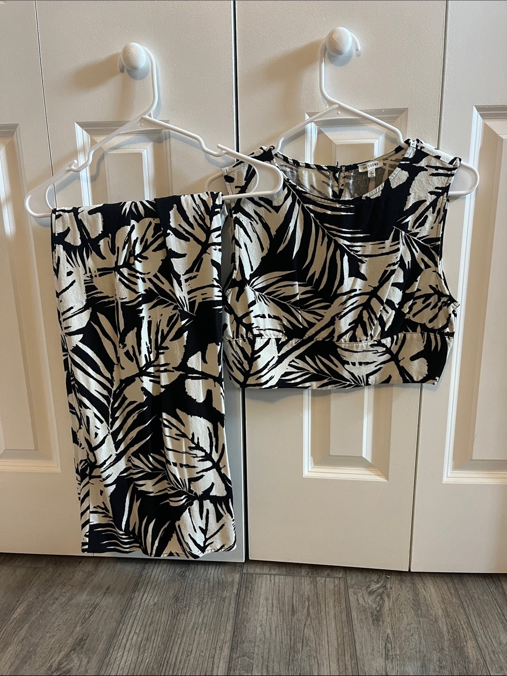 Black & White Palm Print Crop Tank Top and Print Pants Set - Women
